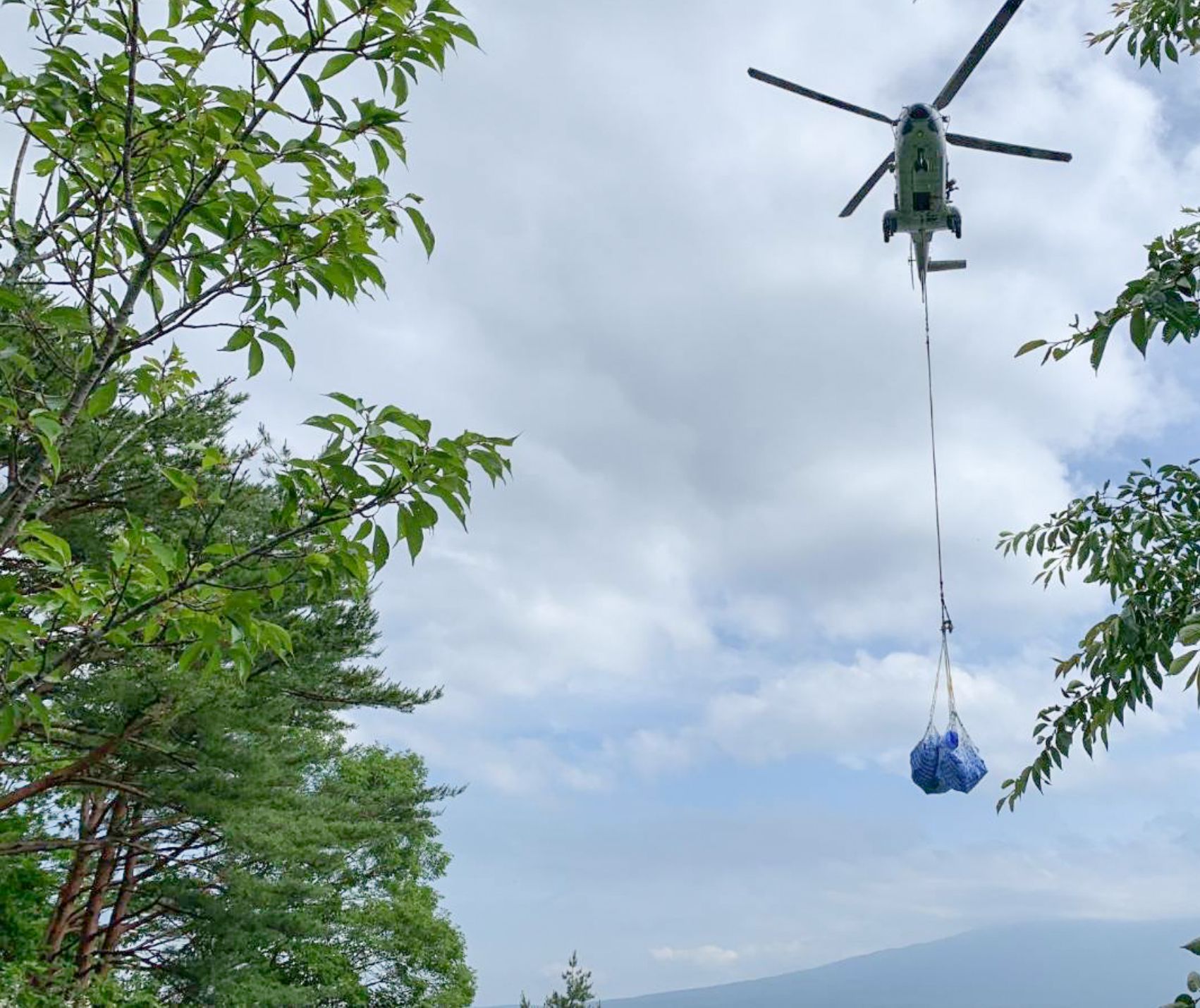 ヘリコプターで搬出