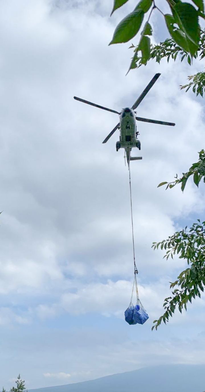 ヘリコプターで搬出